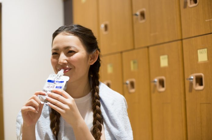 ゼリーを食べる女性