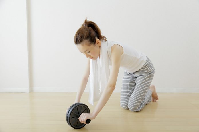 腹筋ローラー　トレーニング　女性