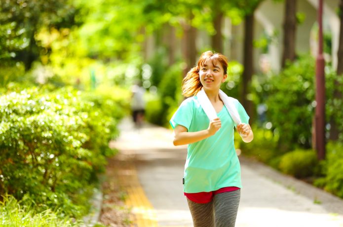 タオルを首に巻いてランニング