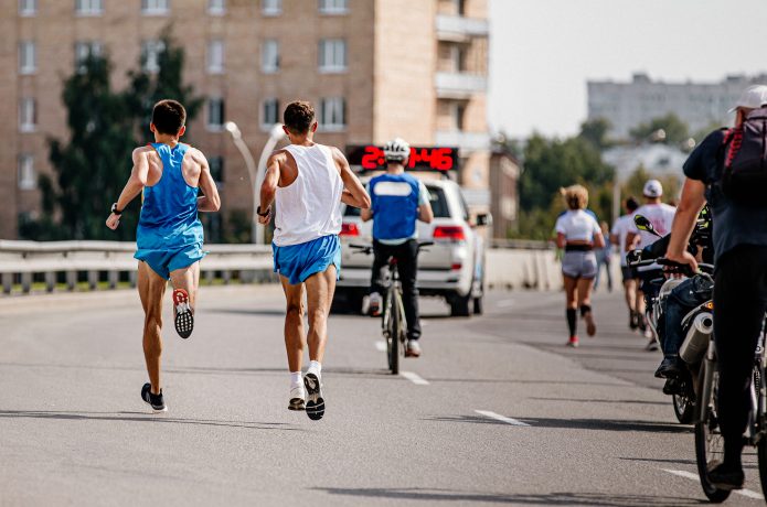 マラソン大会でタイムを狙うランナー