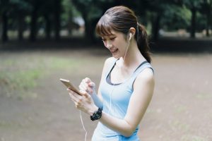 ランニング中にスマホを見る女性