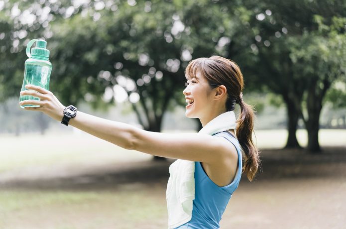 スポーツ　マイボトル　女性