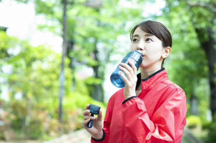 水を飲む女性