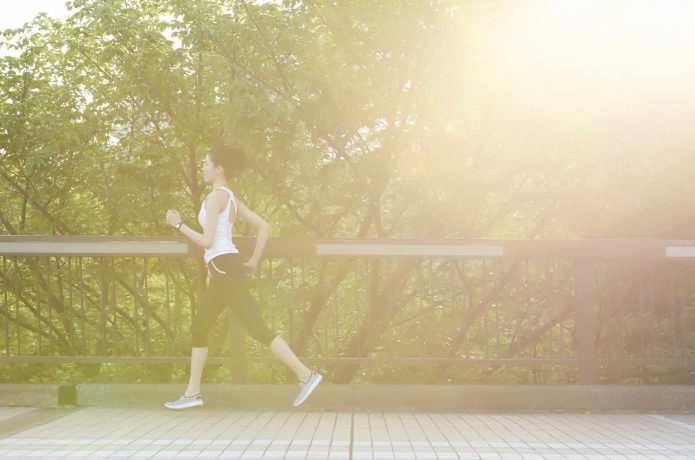 朝日を浴びながらランニング