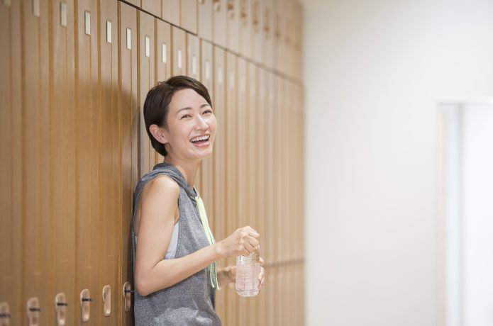 水分補給している女性