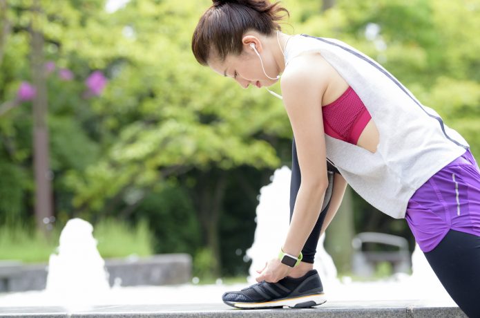 シューズを履いている女性