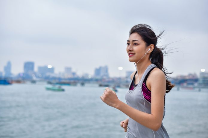 ランニング中の女性