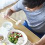 筋トレ中の男性のタンパク質の多い食事