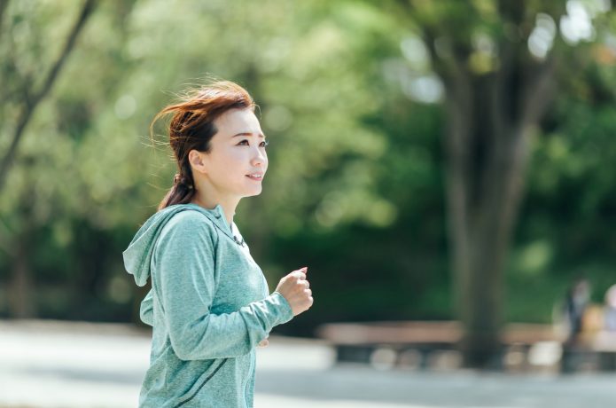 目線を上げて走る女性