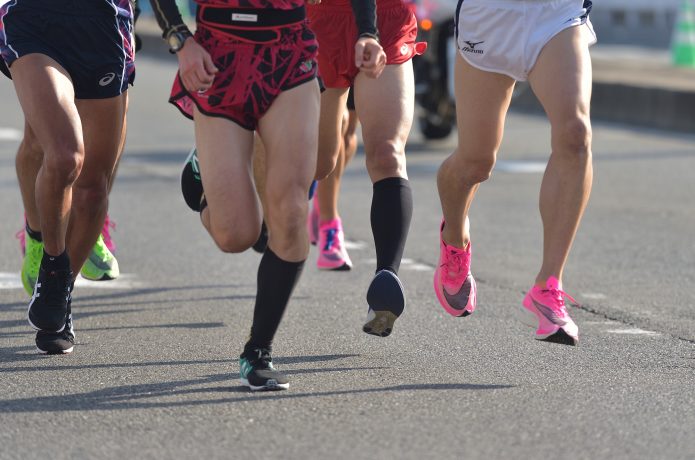 ナイキの厚底シューズでレースに出るランナー