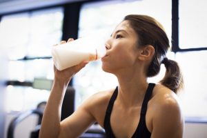 プロテインを飲む女性