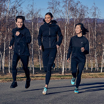 アシックスのシューズを履いて走る3人のランナー