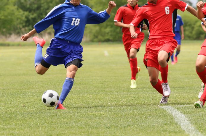 サッカーをしている人たち