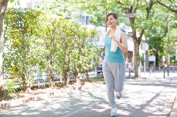 公園でランニングする女性