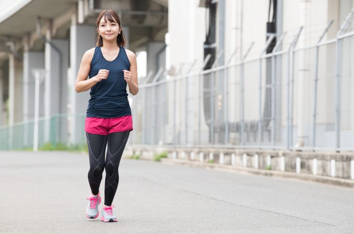 ゆっくりランニングする女性