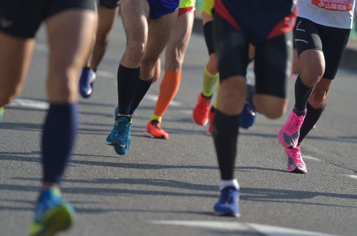 マラソンに参加するランナー