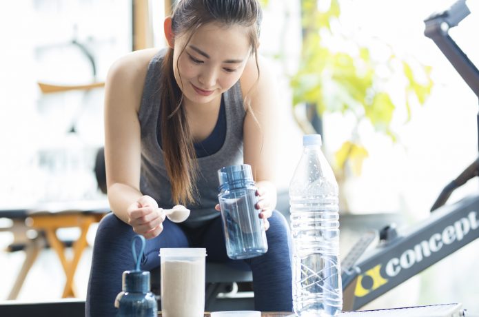 ソイプロテイン飲んでいる女性　イメージ画像