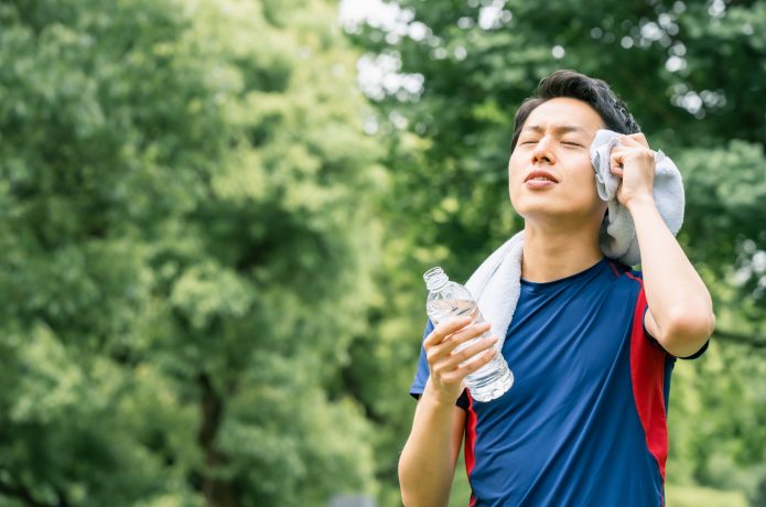 運動中に水分補給する男性