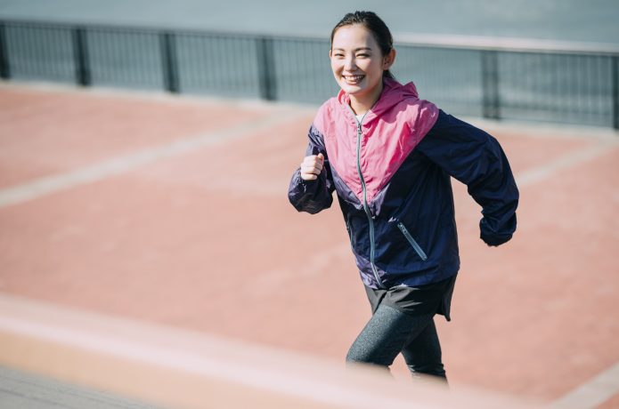 階段を登る女性