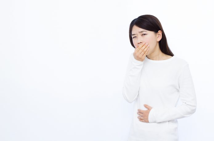 気持ち悪そうにしているしている女性