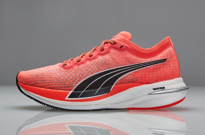 プーマのカーボンプレート搭載シューズ！『ディヴィエイト ニトロ』は