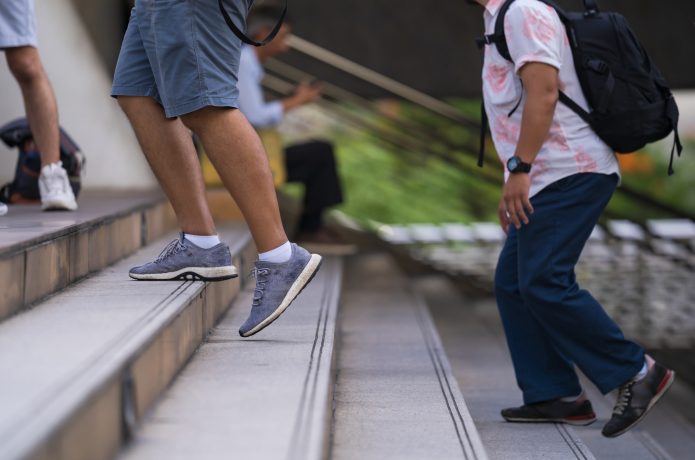 階段を登る人