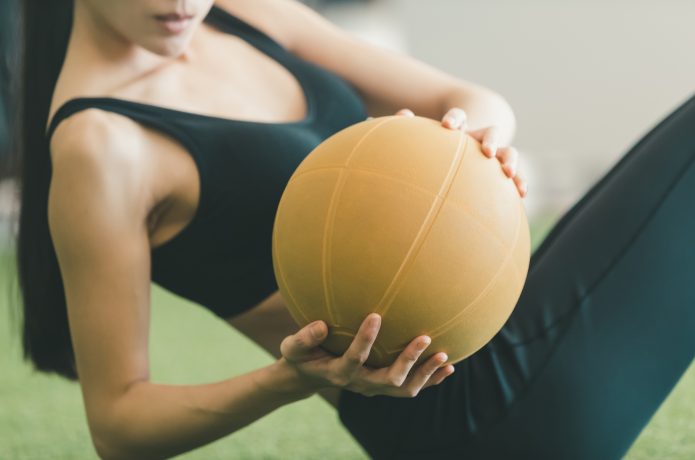 メディシンボールでトレーニングする女性の画像