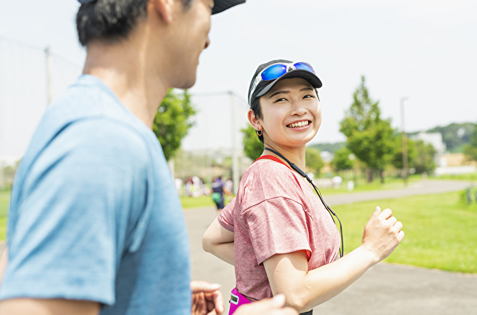 ウォーキングをする男女