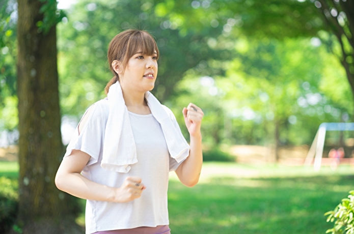 ウォーキングをする女性