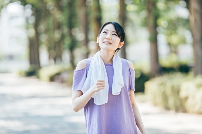 ウォーキングをする女性