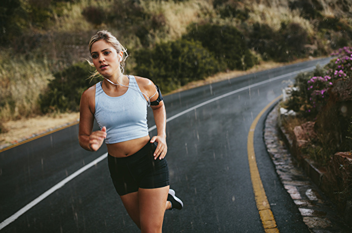 道路でランニングをする女性