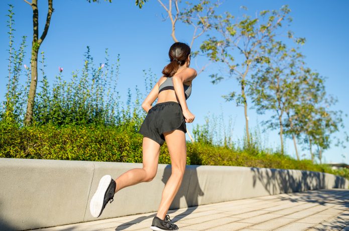 夏にランニングする女性