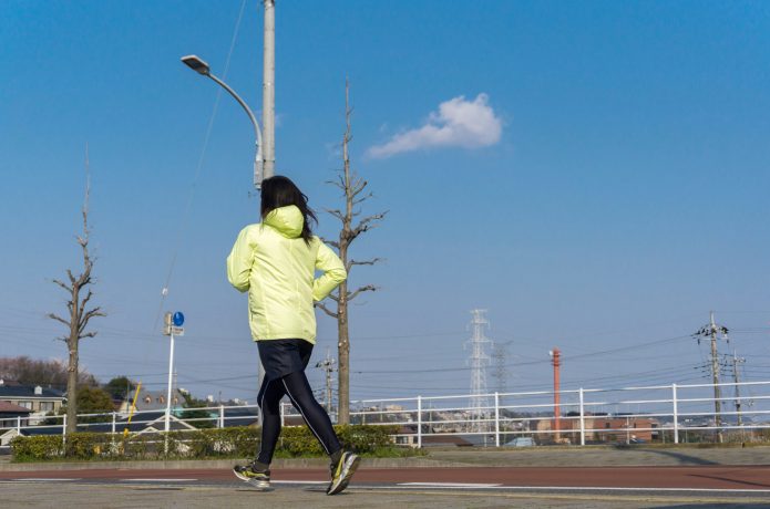 市街地を走る女性