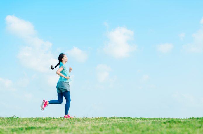 ランニングをする女性の画像