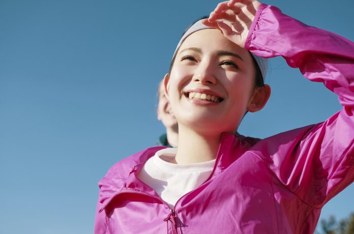 笑顔でランニングする女性