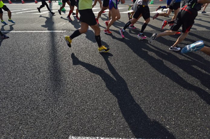 マラソンレースに出場するランナー