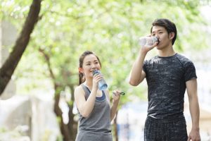 水分補給をするランナー