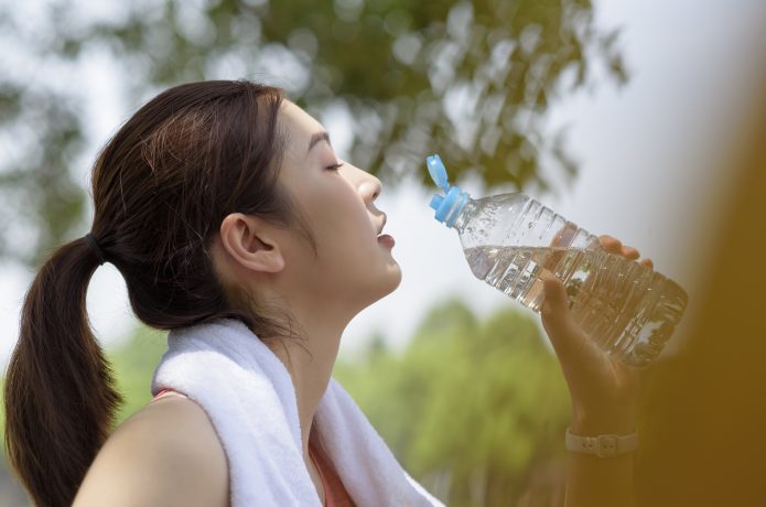 水を飲む女性