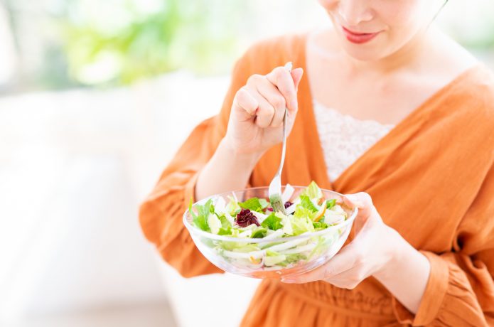 ダイエットでカロリーの低い食事をする女性