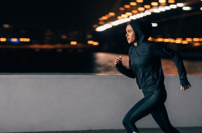 夜にランニングする女性