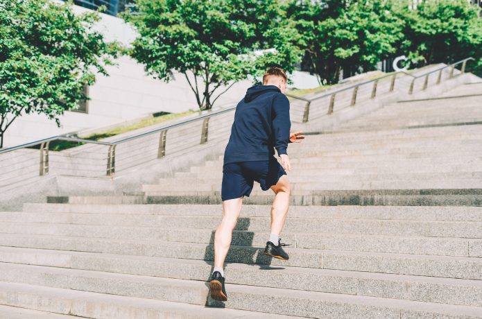 階段を駆け上がる男性