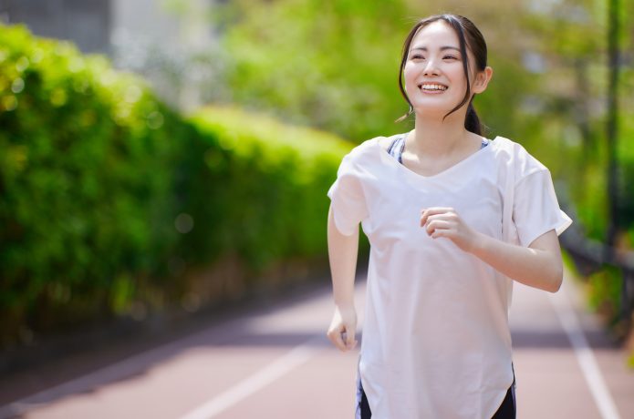 ランニングを楽しむ女性の画像