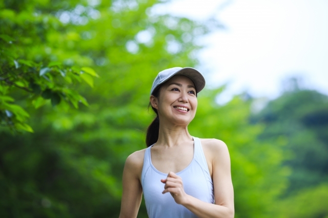 緑地を歩く女性