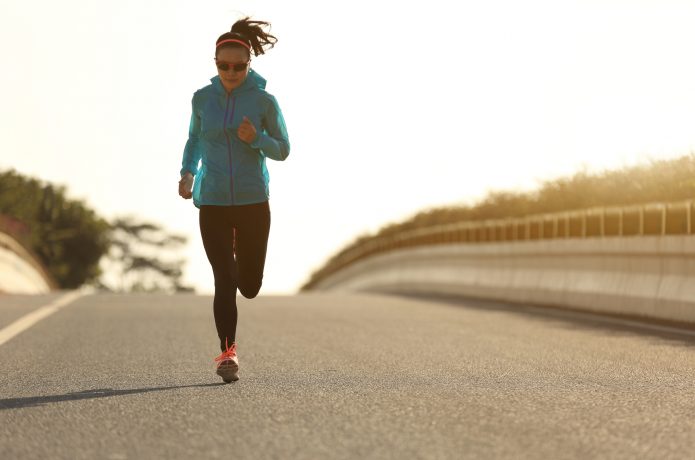 サングラスをしてランニングする女性