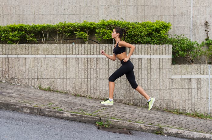 腰が落ちている女性