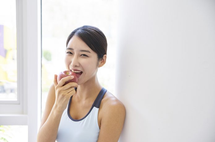 フルーツを食べる女性