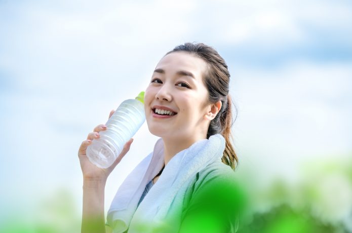 運動後に水分をとる女性