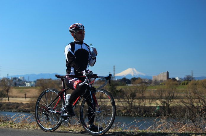 サングラスをして自転車に乗る男性