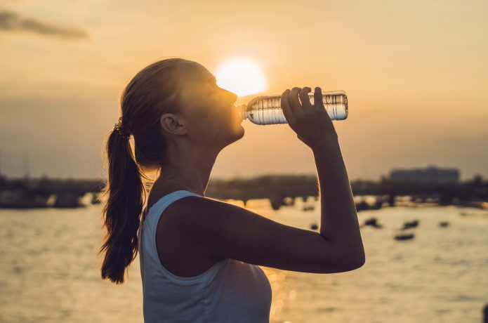 スポーツドリンクを飲む女性