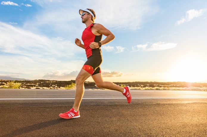 レースに向けてランニングする男性